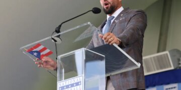 Carlos Beltrán speaking at the National Baseball Hall of Fame induction ceremony.