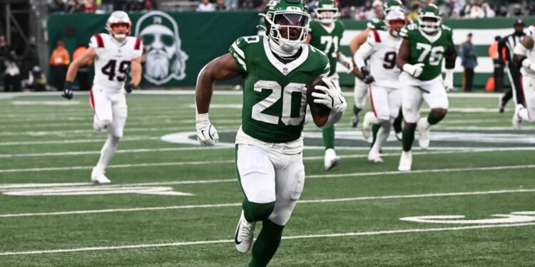 Jets running back Breece Hall (20) runs for a touchdown.