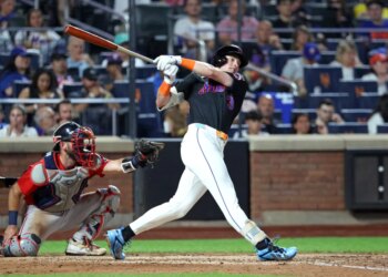 New York Mets right fielder Carson Benge #3 reaches on an infield single during the fourth inning