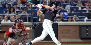 New York Mets right fielder Carson Benge #3 reaches on an infield single during the fourth inning