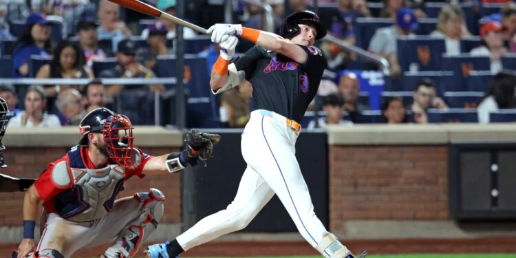 New York Mets right fielder Carson Benge #3 reaches on an infield single during the fourth inning