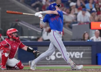 Carson Benge belts a two-run homer in the eighth inning of the Mets' loss to the Blue Jays on July 1, 2026 in Toronto.