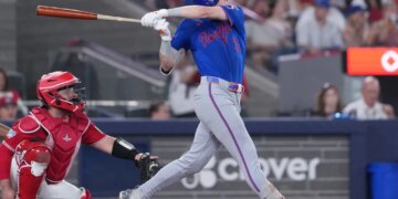 Carson Benge belts a two-run homer in the eighth inning of the Mets' loss to the Blue Jays on July 1, 2026 in Toronto.
