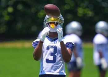 Cowboys receiver George Pickens catches a ball.