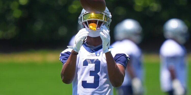 Cowboys receiver George Pickens catches a ball.