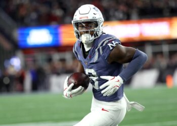 Stefon Diggs running the ball during the first quarter.