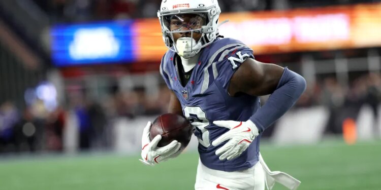 Stefon Diggs running the ball during the first quarter.