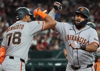Giants' bats come alive in first win this season over Diamondbacks