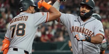 Giants' bats come alive in first win this season over Diamondbacks