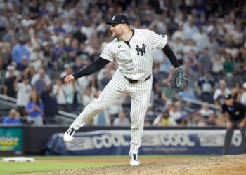 New York Yankees pitcher David Bednar (53) throws a pitch during the 9th inning.