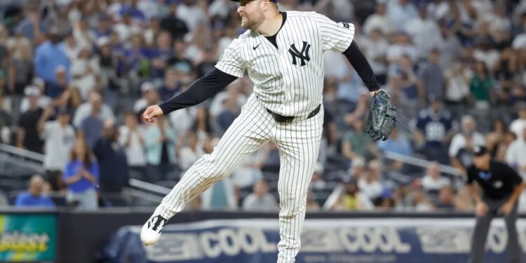 New York Yankees pitcher David Bednar (53) throws a pitch during the 9th inning.