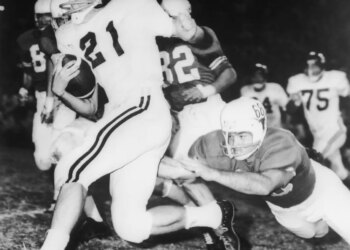 Jim Lindsey (21) Arkansas back gallops for eight yards before Texas' Barney Giles (68) made a dive to trip him up in the first quarter
