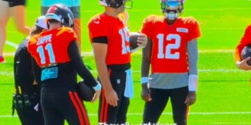 Joe Flacco mocked Shedeur Sanders for wearing visor