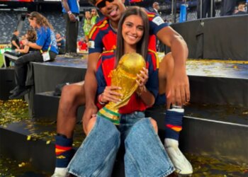 The left-footed phenom Lamine Yamal and his girlfriend, influencer Inés García Santos, were all smiles while they sat together on the ceremonial stairs at New York/New Jersey Stadium (MetLife Stadium) and she held the FIFA World Cup.
