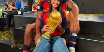 The left-footed phenom Lamine Yamal and his girlfriend, influencer Inés García Santos, were all smiles while they sat together on the ceremonial stairs at New York/New Jersey Stadium (MetLife Stadium) and she held the FIFA World Cup.