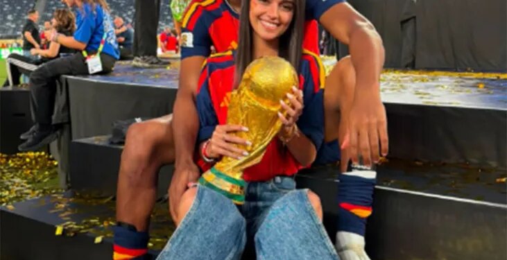 The left-footed phenom Lamine Yamal and his girlfriend, influencer Inés García Santos, were all smiles while they sat together on the ceremonial stairs at New York/New Jersey Stadium (MetLife Stadium) and she held the FIFA World Cup.