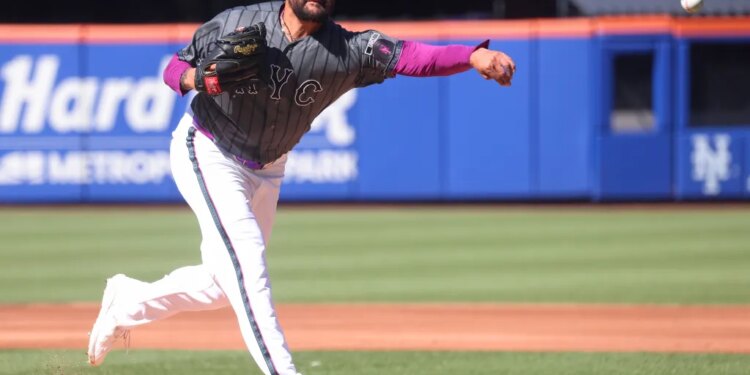 Mets pitcher Sean Manaea (59) pitches in the first inning when the New York Mets played the Atlanta Braves Saturday, June 13, 2026.