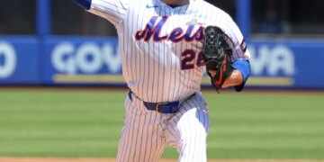New York Mets pitcher Nolan McLean #26 throws a pitch.