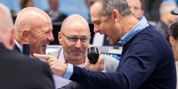 New York Yankee GM Brian Cashman (center) and Manager Aaron Boone (right) participate in the BTIG Charity Day.