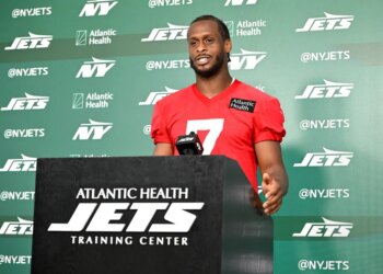 Jets quarterback Geno Smith talks to the media after practice at minicamp in Florham Park, N.J.