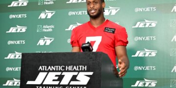 Jets quarterback Geno Smith talks to the media after practice at minicamp in Florham Park, N.J.
