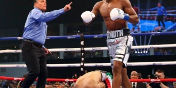 Errol Spence Jr. drops his opponent during a fight in 2018.