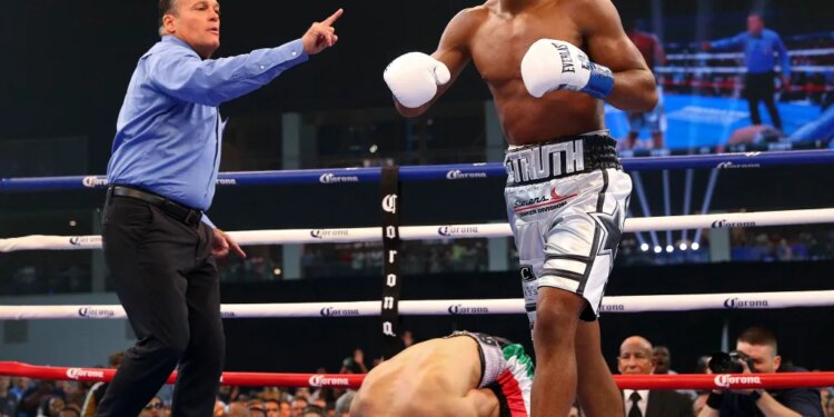 Errol Spence Jr. drops his opponent during a fight in 2018.