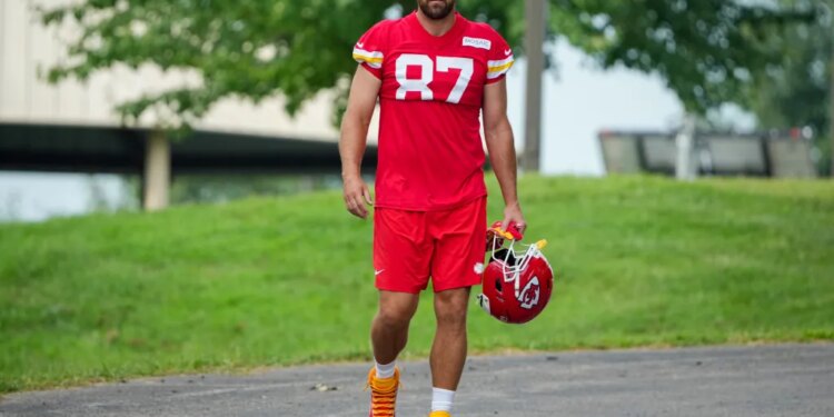 Kansas City Chiefs tight end Travis Kelce (87) walks down a hill.
