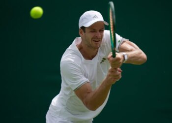 Hubert Hurkacz playing a backhand.