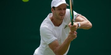 Hubert Hurkacz playing a backhand.