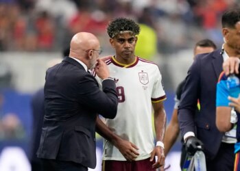 Spain coach Luis de la Fuente speaks to Spain's Lamine Yamal during a World Cup semifinal match.