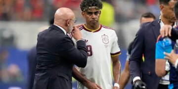Spain coach Luis de la Fuente speaks to Spain's Lamine Yamal during a World Cup semifinal match.
