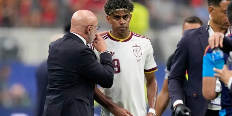 Spain coach Luis de la Fuente speaks to Spain's Lamine Yamal during a World Cup semifinal match.