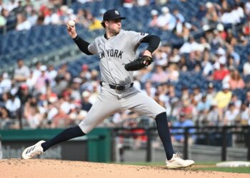 New York Yankees pitcher Cam Schlittler (31) throwing during a game.