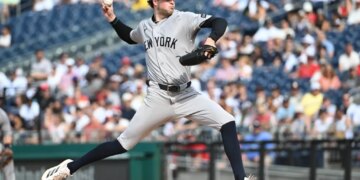New York Yankees pitcher Cam Schlittler (31) throwing during a game.