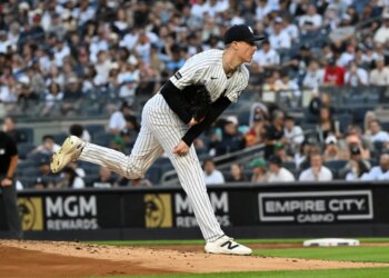 Yankees pitcher Ryan Yarbrough (33) delivers the ball during the first inning against the Los Angeles Dodgers.