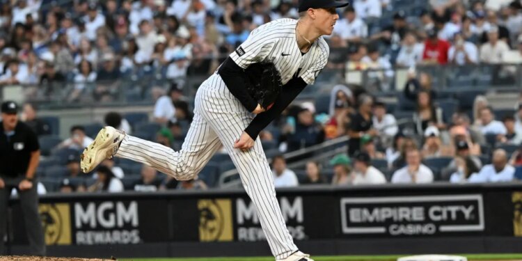 Yankees pitcher Ryan Yarbrough (33) delivers the ball during the first inning against the Los Angeles Dodgers.