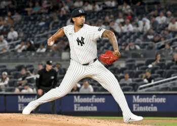 Yankees pitcher Yovanny Cruz throwing a pitch during his MLB debut.