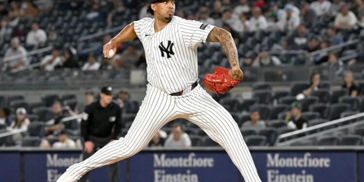 Yankees pitcher Yovanny Cruz throwing a pitch during his MLB debut.
